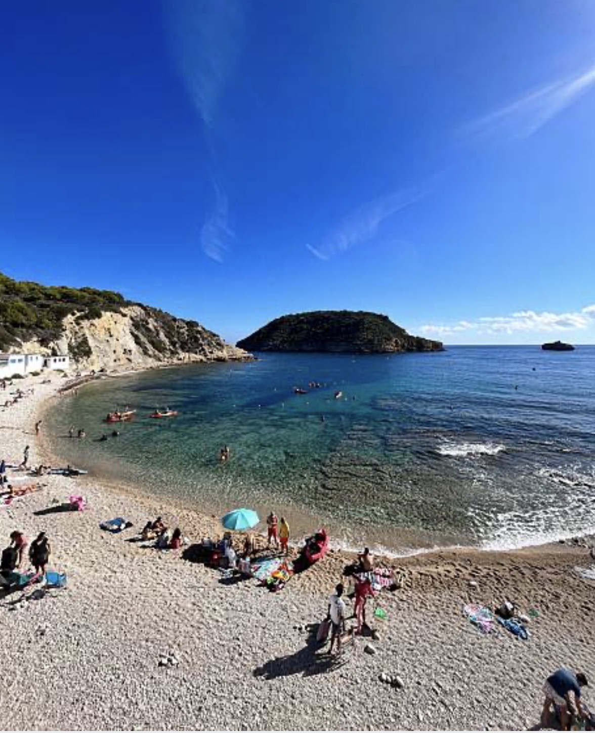 Baai van Jávea met strand en eilandje