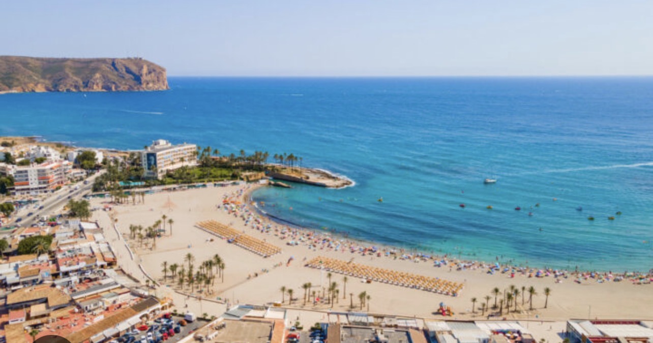 Luchtfoto van het Arenal-strand in Jávea met de azuurblauwe Middellandse Zee