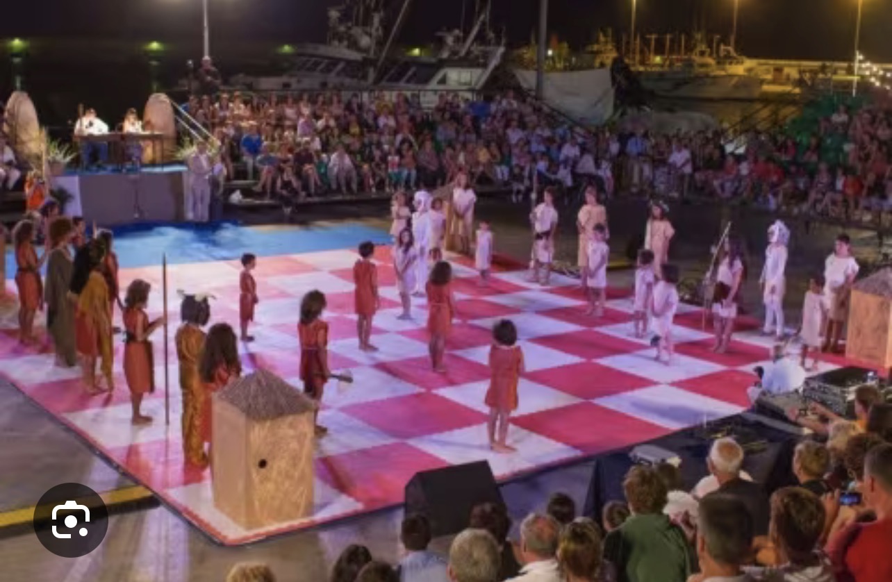 Vanavond in Jávea: Levend Schaak brengt theater, muziek en strategie samen aan de haven
