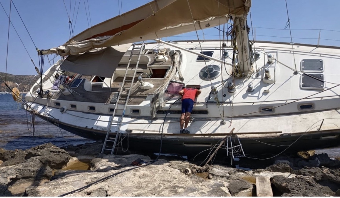 Bau Bau verdwijnt eindelijk van het strand van Javea